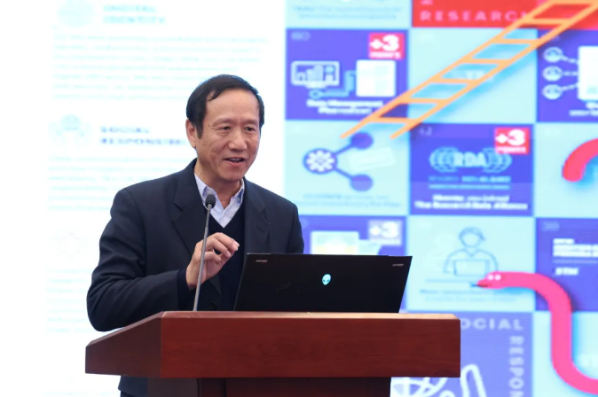 颜帅顾问作主旨报告.png 颜帅顾问作主旨报告.png